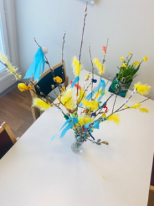 Kuvassa virpomisvitsoja maljakossa pöydällä.